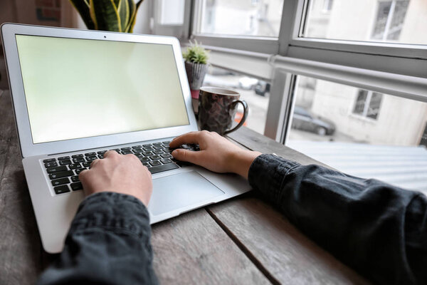 Женщина за деревянным столом за компьютером
