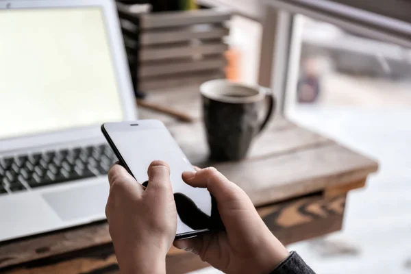 Vrouw Met Mobiele Telefoon Laptop Zitten Aan Tafel Close — Stockfoto