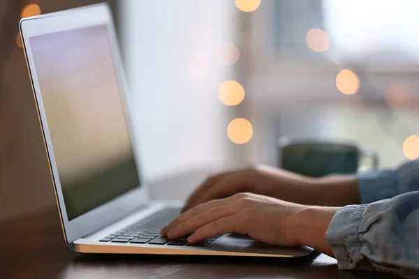 Kvinnan Använder Dator Träbord Närbild — Stockfoto