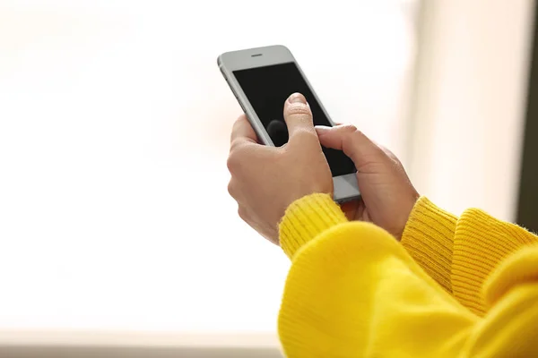 Woman Using Mobile Phone Indoors Closeup — Stock Photo, Image