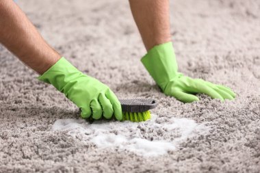 Genç adam evde halı yıkama