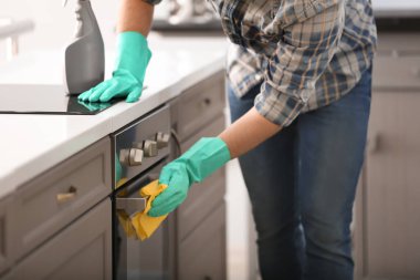 Genç adam temizlik mutfak