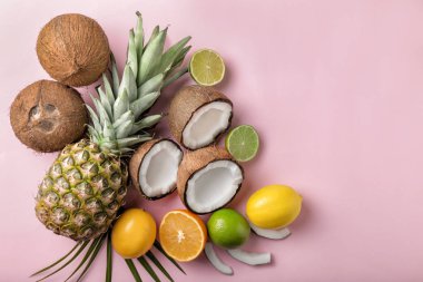 Renk arka plan üzerinde olgunlaşmış tropikal meyve