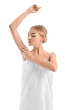 Güzel genç kadın beyaz arka plan üzerinde tıraş koltukaltı ile