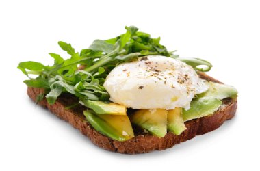 Avokado, lezzetli ekmek Yumurta Benedict ve roka beyaz arka plan üzerinde