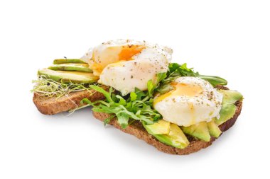 Avokado, otlar ve beyaz arka plan üzerinde Yumurta Benedict ile lezzetli tost