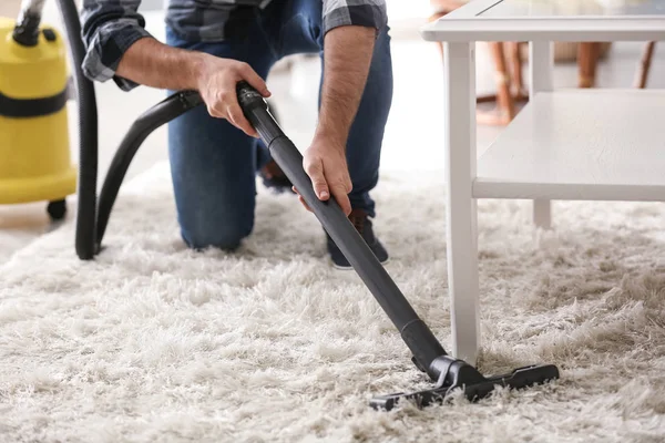 Jeune Homme Enlever Saleté Tapis Avec Aspirateur — Photo