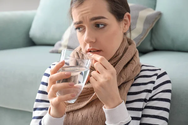 在家里吃药的年轻妇女得了流感 — 图库照片
