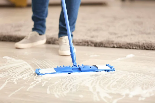 Junger Mann Putzt Fußboden Seiner Wohnung — Stockfoto