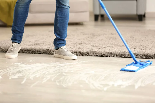 Junger Mann Putzt Fußboden Seiner Wohnung — Stockfoto