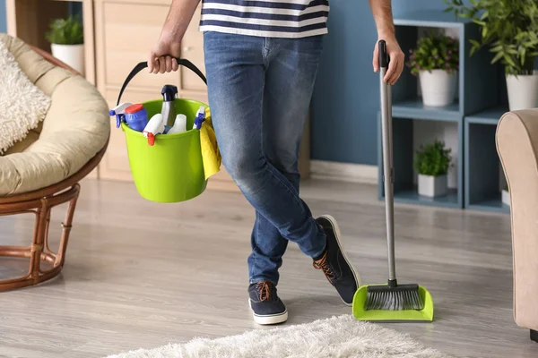 Junger Mann Mit Putzutensilien Hause — Stockfoto