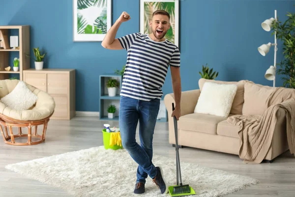 Glücklicher Junger Mann Nach Dem Putzen Seiner Wohnung — Stockfoto