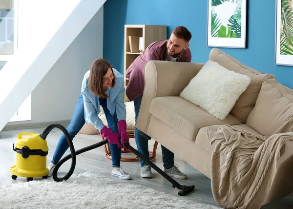 Pareja Joven Limpiando Piso Juntos —  Fotos de Stock