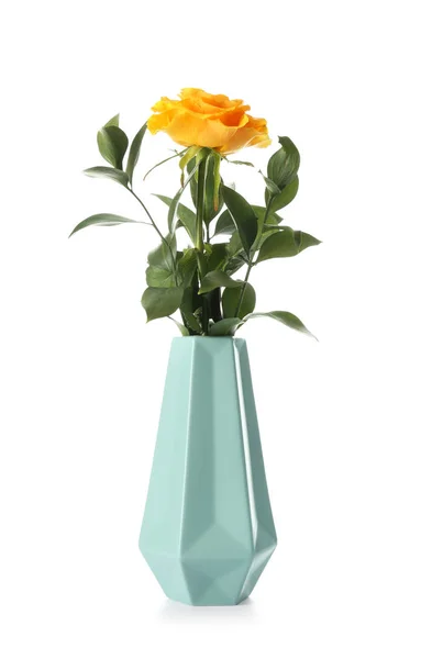 Красивый Цветок Розы Керамической Вазе Белом Фоне — стоковое фото