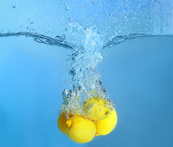 Queda Limões Água Fundo Cor — Fotografia de Stock