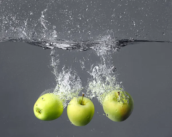 Van Appels Vallen Water Grijze Achtergrond — Stockfoto