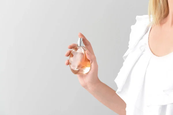 Mulher Com Frasco Perfume Sobre Fundo Cinza — Fotografia de Stock