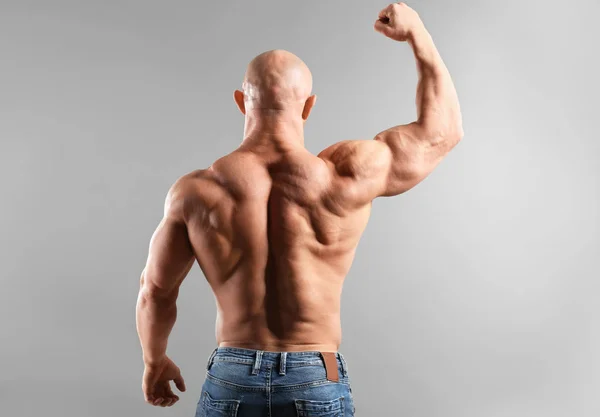 Muskulöser Bodybuilder Auf Grauem Hintergrund — Stockfoto