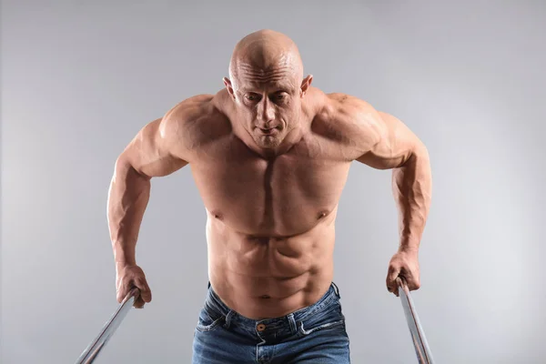 Muskelkräftiges Bodybuildertraining Auf Grauem Hintergrund — Stockfoto