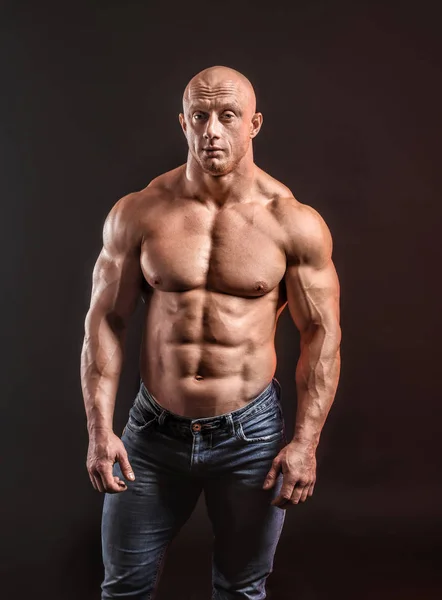 Muscular Bodybuilder Dark Background — Stock Photo, Image