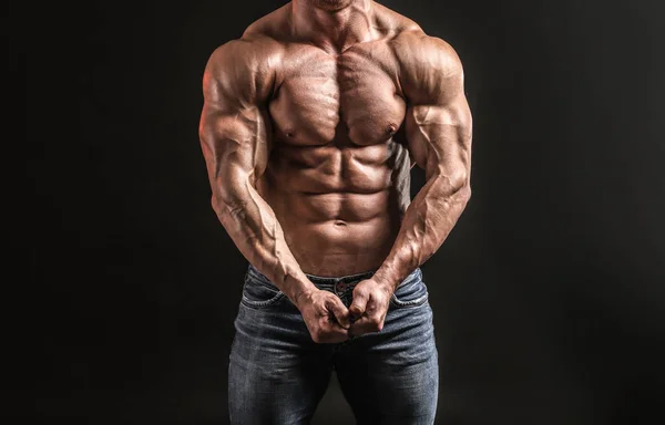 Muskulös Bodybuilder Mörk Bakgrund — Stockfoto