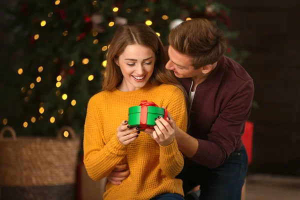 Young Woman Receiving Christmas Gift Her Boyfriend Home — Stock Photo, Image
