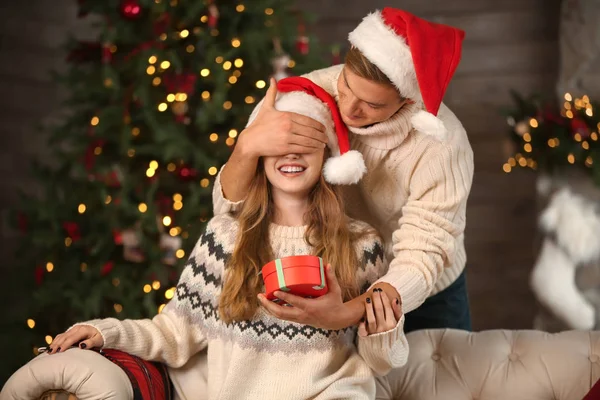 Jovem Mulher Recebendo Presente Natal Seu Namorado Casa — Fotografia de Stock