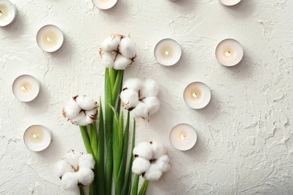 Schöne Komposition Mit Brennenden Kerzen Und Baumwollblumen Auf Weißem Strukturiertem — Stockfoto