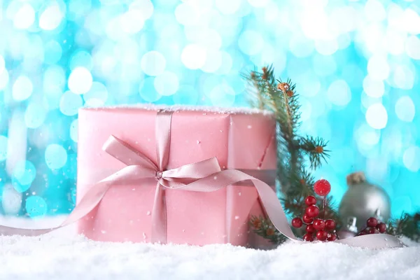 Caixa Presente Decoração Natal Neve Contra Luzes Embaçadas — Fotografia de Stock
