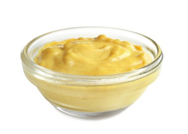 Beyaz arka plan üzerinde kase lezzetli sarı sos