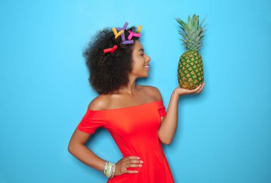 Renkli ananaslı güzel Afro-Amerikalı kadın.