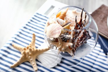Cam vazo farklı deniz kabukları ve starfishes tablo ile