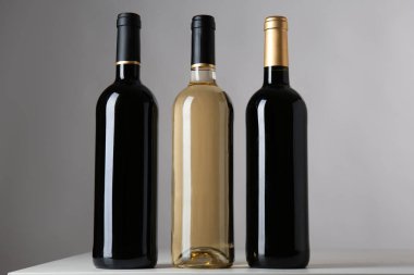 Şişe şarap gri arka plan üzerinde farklı tür