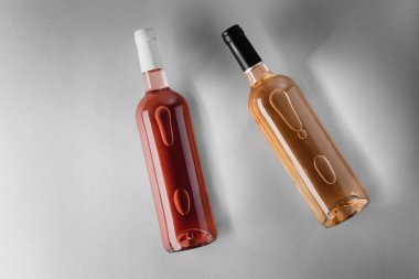 Şişe şarap gri arka plan üzerinde farklı tür