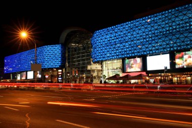 Aydınlanmış şehrin güzel manzarası