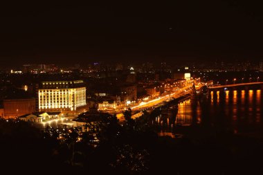Aydınlanmış şehrin güzel manzarası