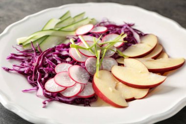 Plaka, closeup üzerinde taze sebze salatası
