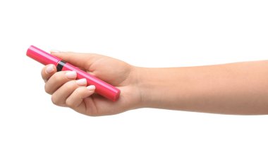 Maskara beyaz arka plan üzerinde tutan kadın