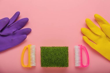 Renk arka plan üzerinde temizlik malzemeleri