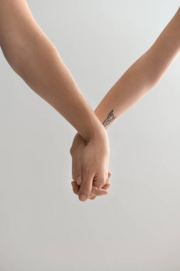 Erkek ve kadın üzerinde açık renkli elele