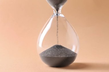 Renkli arka planda kum saati. Zaman yönetimi kavramı