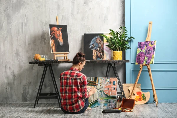 Artiste Féminine Peinture Tableau Dans Atelier — Photo