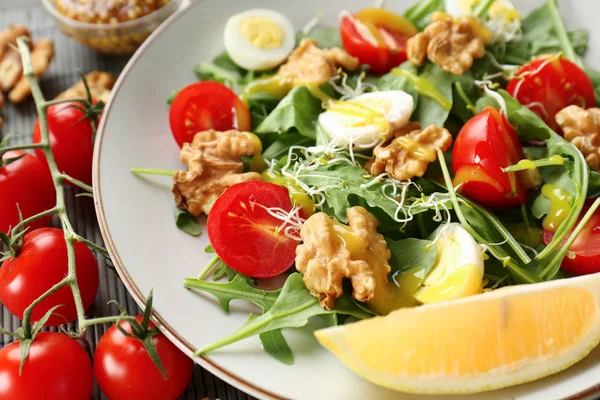 Läckra Färsk Sallad Med Valnötter Tallrik — Stockfoto