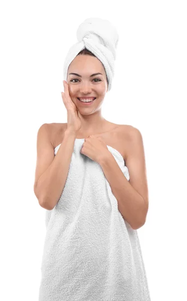 Piękna Młoda Kobieta Zawinięty Ręcznik Białym Tle — Zdjęcie stockowe