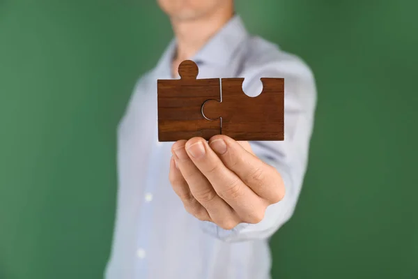 Man Met Stukjes Van Houten Puzzel Kleur Achtergrond — Stockfoto