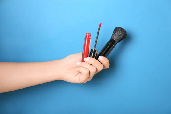 Frau Hält Flüssigen Lippenstift Mit Make Pinsel Auf Farbigem Hintergrund — Stockfoto