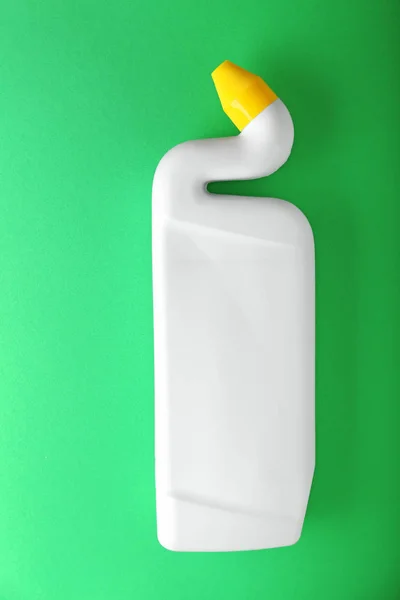 颜色背景上的洗涤剂瓶 — 图库照片