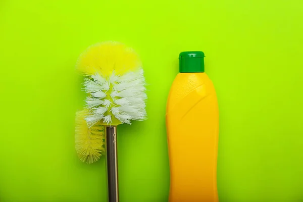一瓶洗涤剂与厕所刷子在颜色背景 — 图库照片