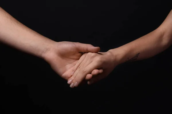 Mann Und Frau Halten Händchen Auf Dunklem Hintergrund — Stockfoto