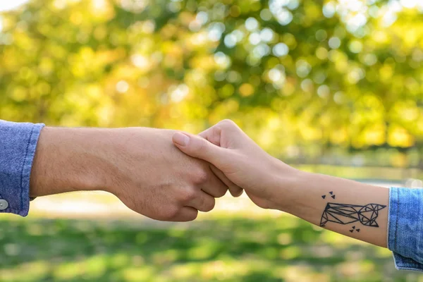 Man Vrouw Hand Hand Buitenshuis — Stockfoto